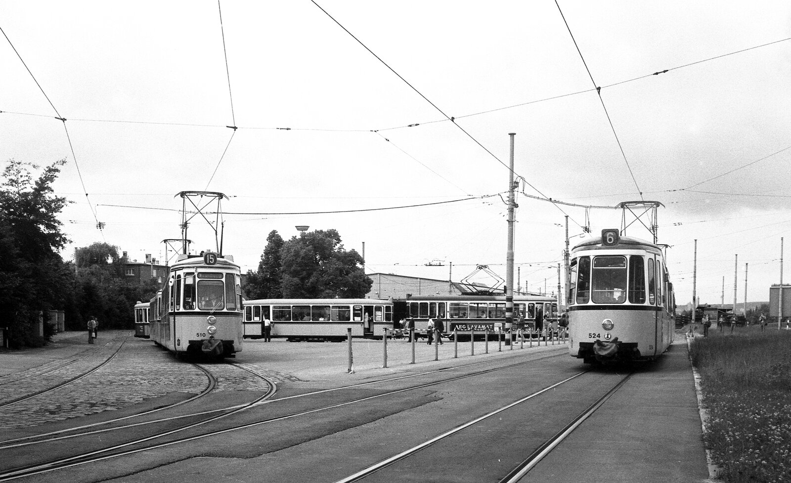 SB Stuttgart__Große Straßenbahnrundfahrt im Juni 1980 des SMS (Straßenbahnmueum Stuttgart). Bei der Abfahrt vom Betriebshof Degerloch. Tw 802 mit seinen Bw noch in Wartestellung, ebenso der  GT 4 510 der Linie 15.__22-06-1980