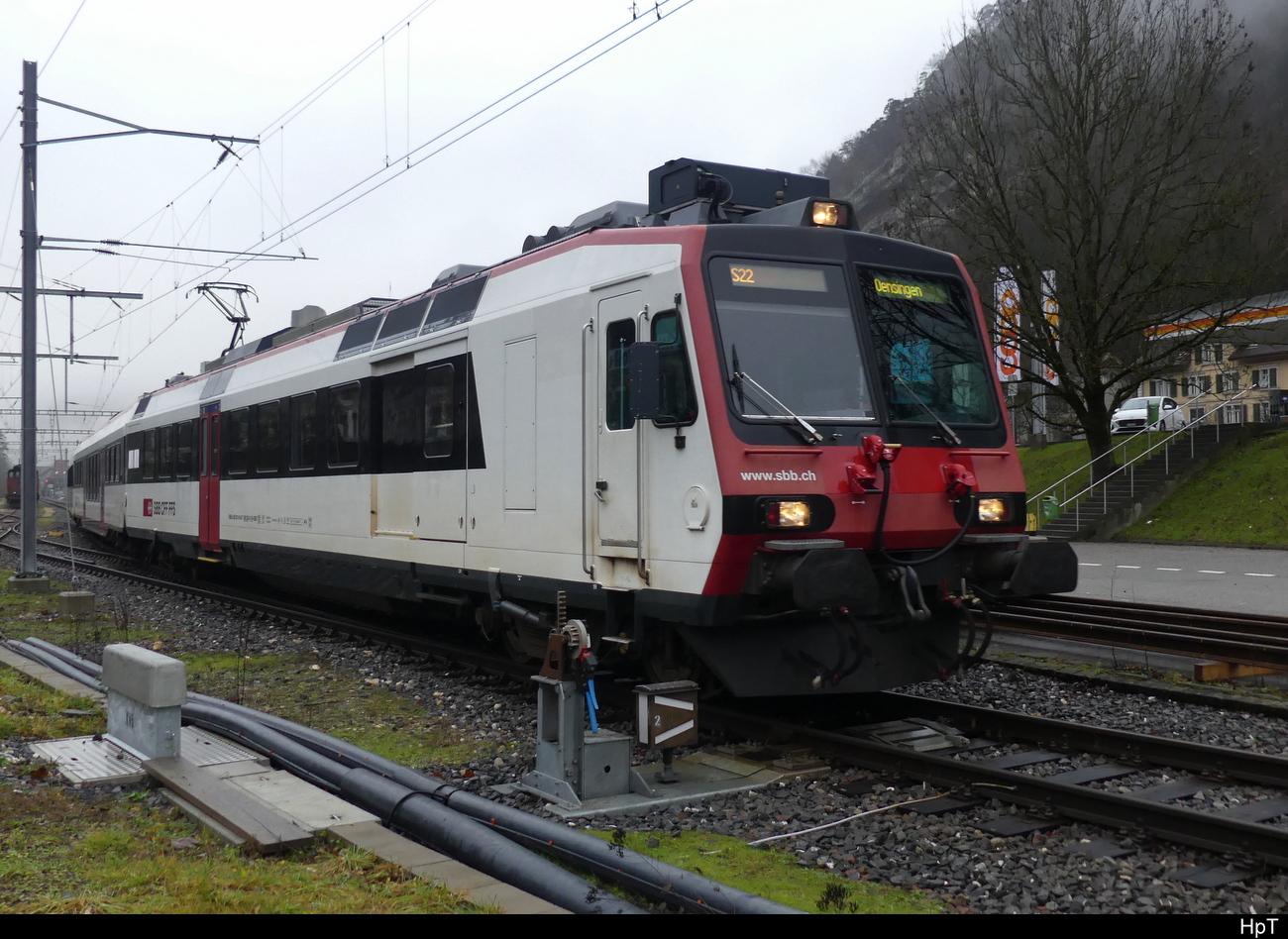 SBB / OeBB - Regio von Balsthal nach Oensingen beim verlassen des Bhf. Klus an der Spitze der Triebwagen RBDe 4/4  560 263-3 am 25.12.2022