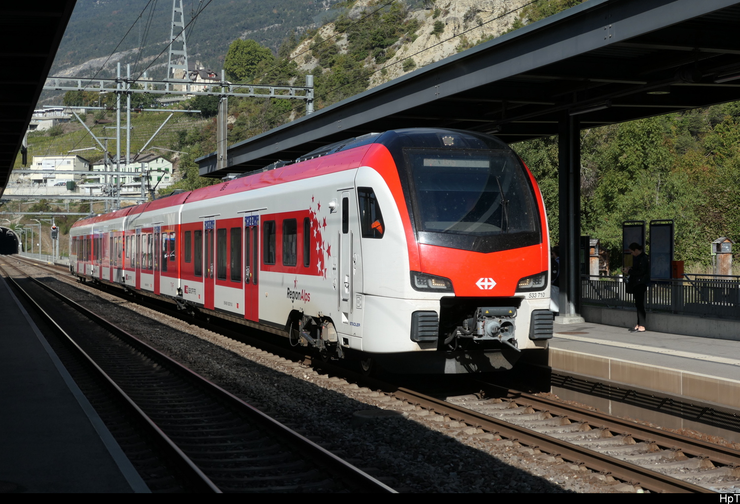 SBB / RegionAlps - RABe 533 710 bei der einfahrt in Leuk am 04.10.2026