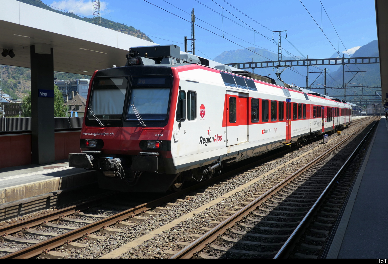 SBB / RegionAlps - RBDe 4/4  560 404-6 am Schluss eines Regio nach Brig im Bhf. Visp am 20.07.2026