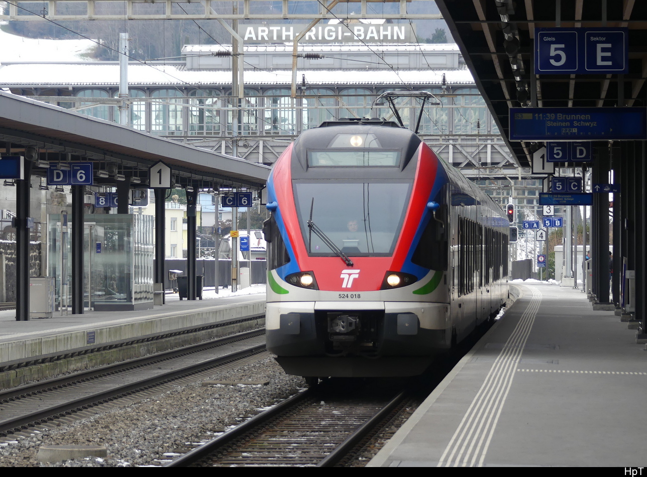 SBB / TILO - RABe 524 018 bei der Fahrt in den Süden bei der Durchfahrt im Bhf. Arth-Goldau am 29.01.2023