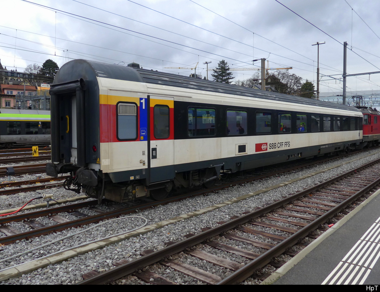 SBB - 1 Kl. Personenwagen mit Dienstabteil für Zugspersonal AS 50 85 81-95 017-9 abgestellt im Bhf. Bern am 06.01.2024