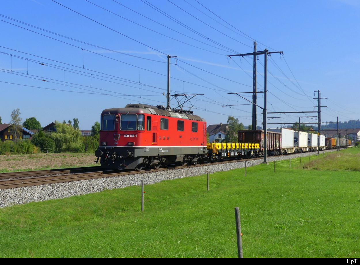 SBB - 420 147 mit Güterzug unterwegs nach Bern bei Lyssach am 02.09.2022