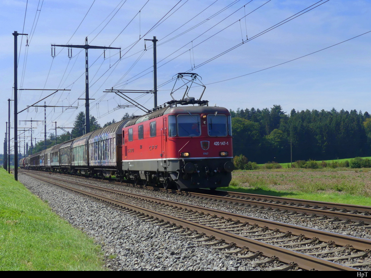 SBB - 420 147 mit Güterzug unterwegs nach Olten  bei Lyssach am 02.09.2022