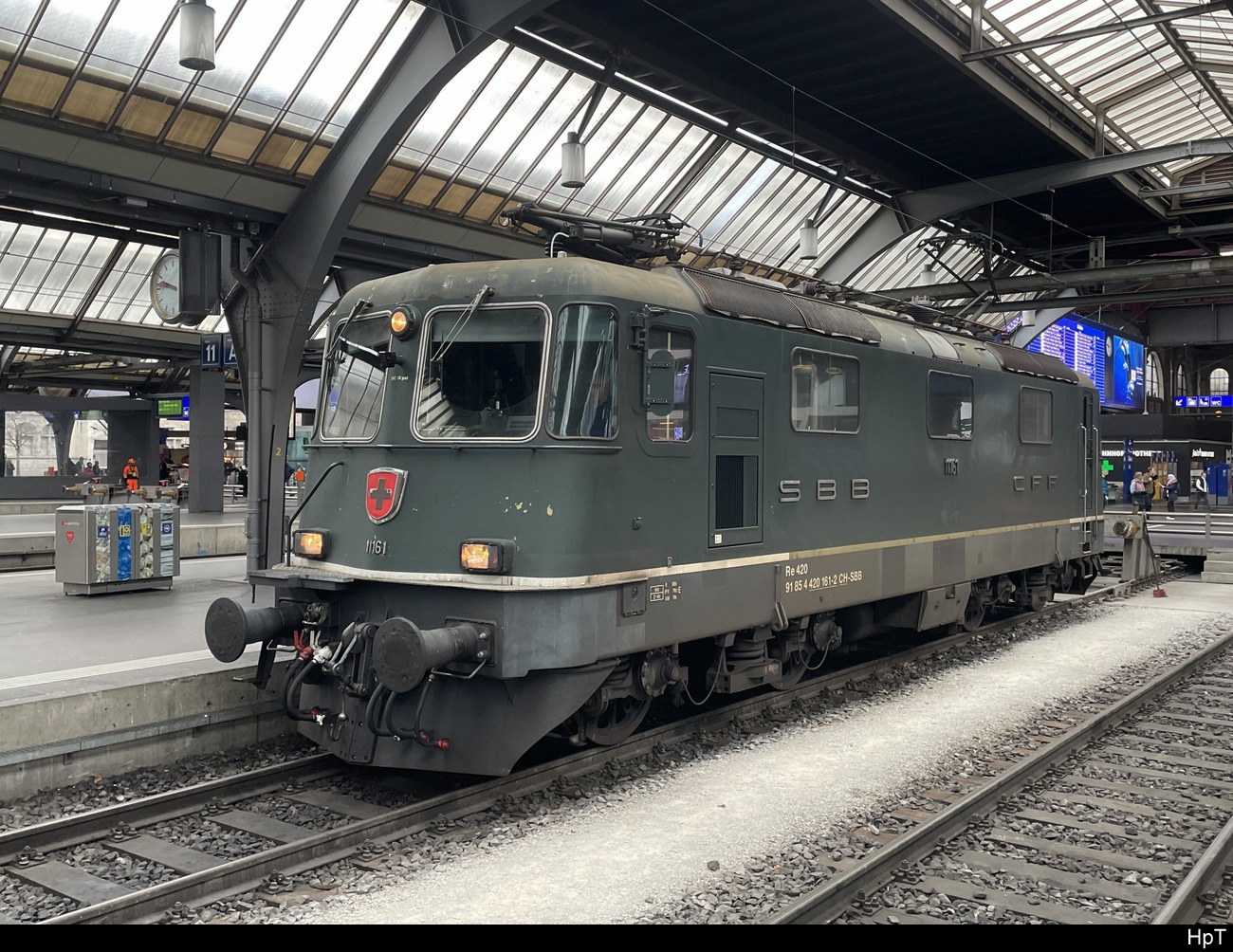 SBB - 420 161 im HB Zürich am 20.04.2023 - Bahnbilder.de