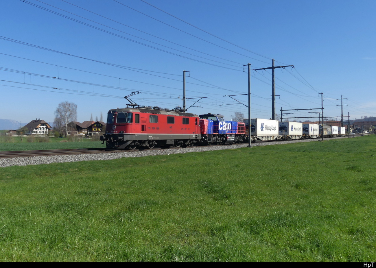 SBB - 420 167 + 843 085 vor Güterzug unterwegs bei Lyssach am 05.04.2023