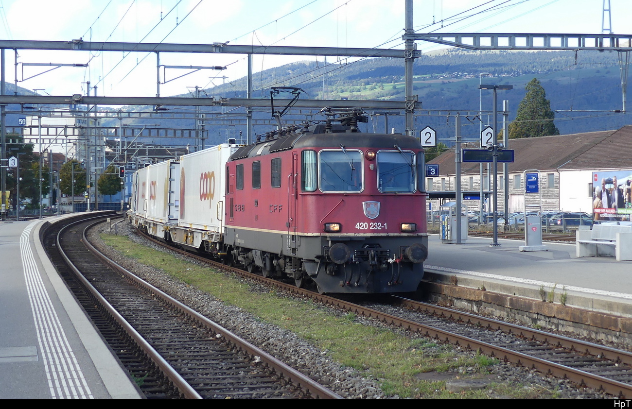SBB - 420 232-1 mit Güterzug bei der durchfahrt im Bhf. Yverdon am 21.10.2023