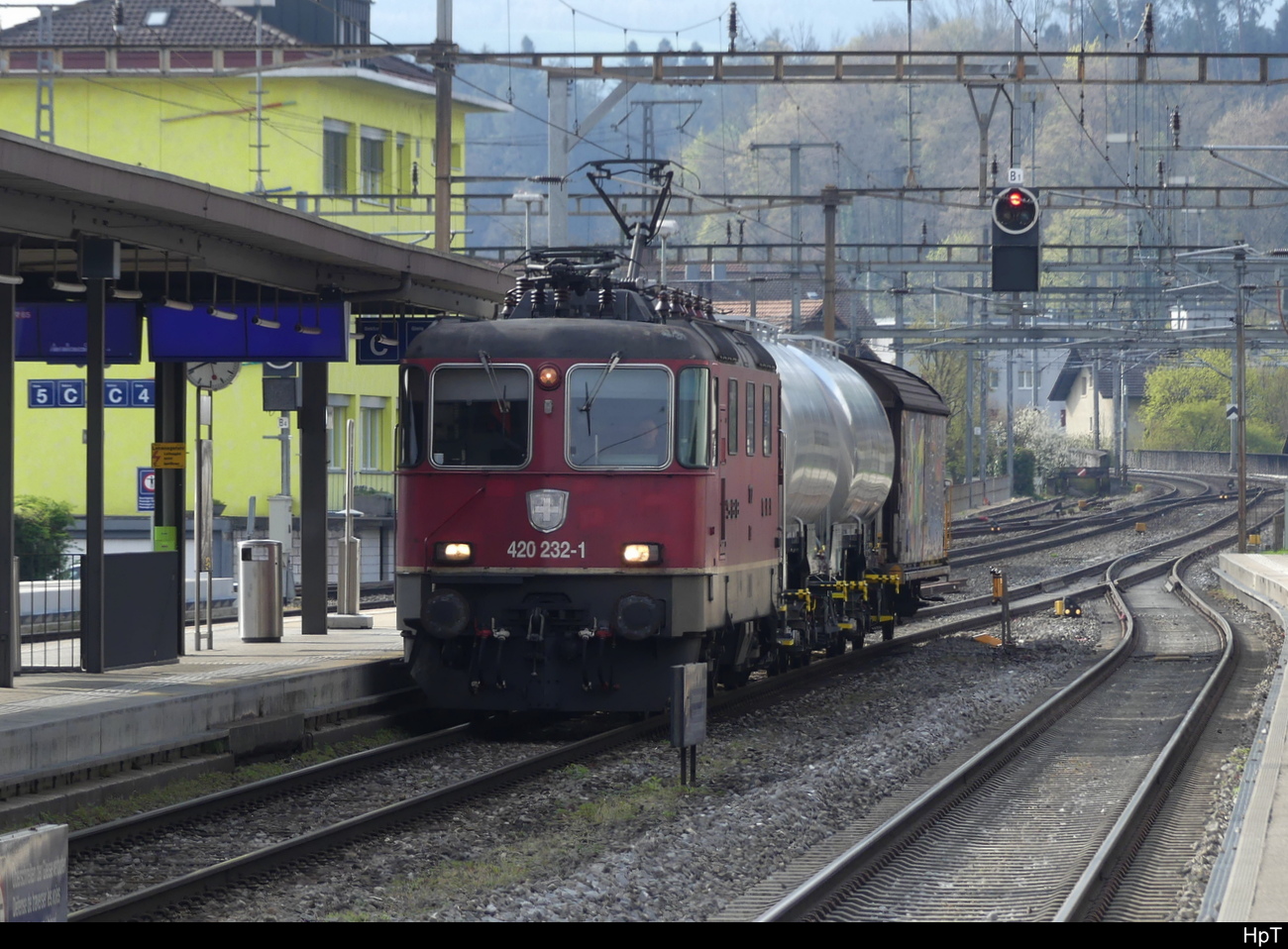 SBB - 420 232 mit Güterzug bei der durchfahrt im Bhf. Lyss am 18.04.2023