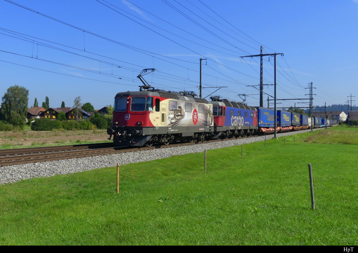 SBB - 420 251 + 620 032 mit Güterzug unterwegs bei Lyssach am 02.09.2022
