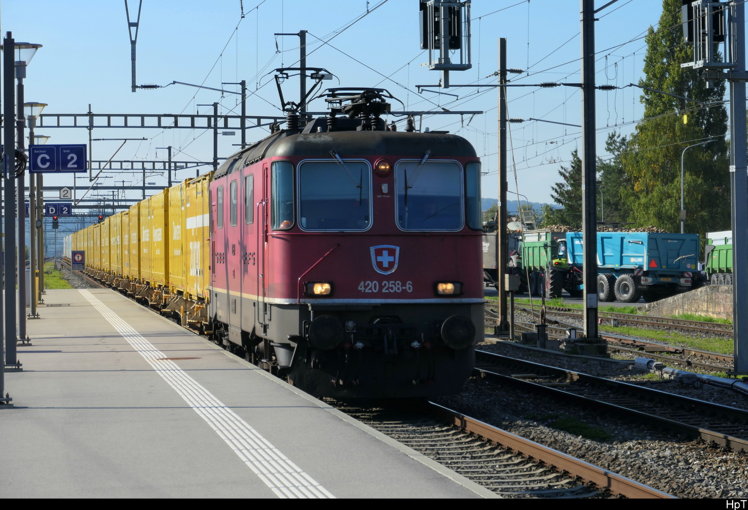 SBB - - 420 258 mit Postzug bei der Durchfahrt im Bhf. Chavornay am 02.10.2025