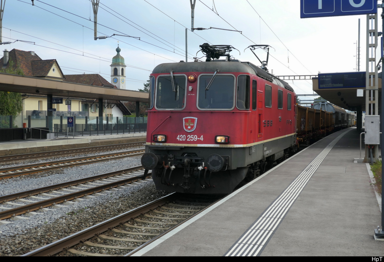 SBB - 420 259 vor Güterzug bei der Durchfahrt im Bhf. Rupperswil am 01.10.2025