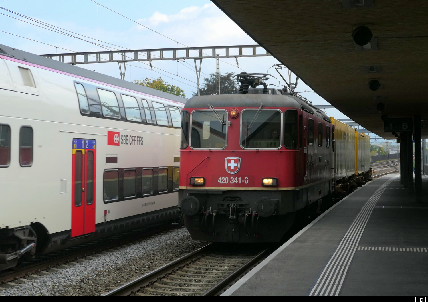 SBB - 420 341 vor Postzug bei der Durchfahrt im Bhf. Rupperswil am 01.10.2025