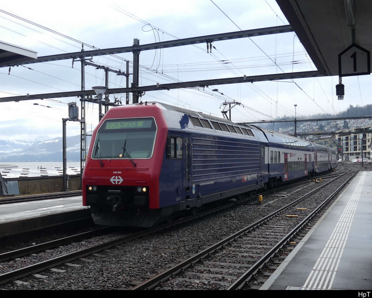 SBB - 450 084 unterwegs auf der S26 bei der einfahrt im Bhf. Wädenswil am 12.03.2023