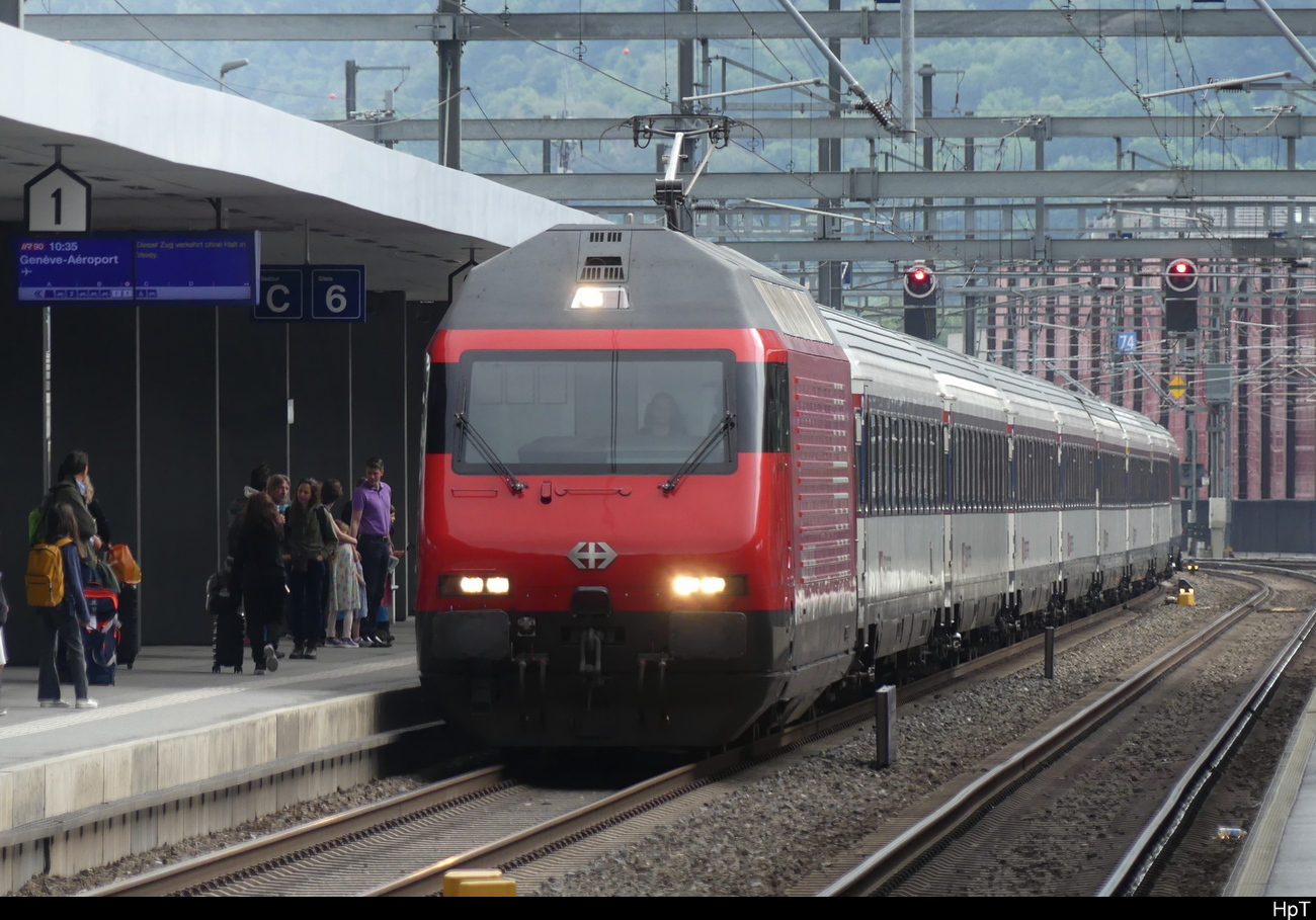 SBB - 460 011-0 als IR 90 nach Genf bei der einfahrt im Bhf. Visp am 24.07.2023