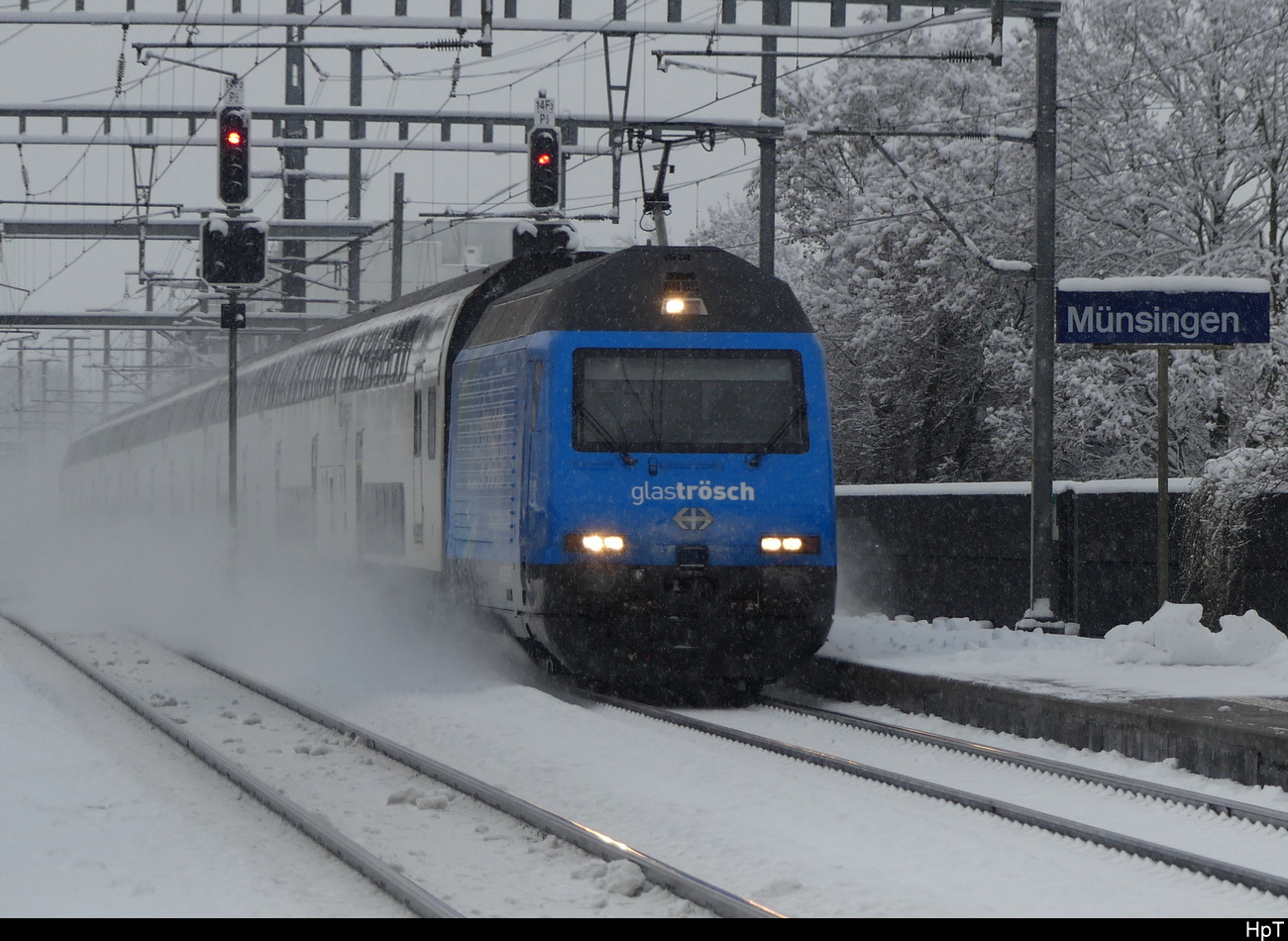 SBB - 460 011 vor IC bei der durchfahrt im Bhf. Münsingen am 02.12.2023