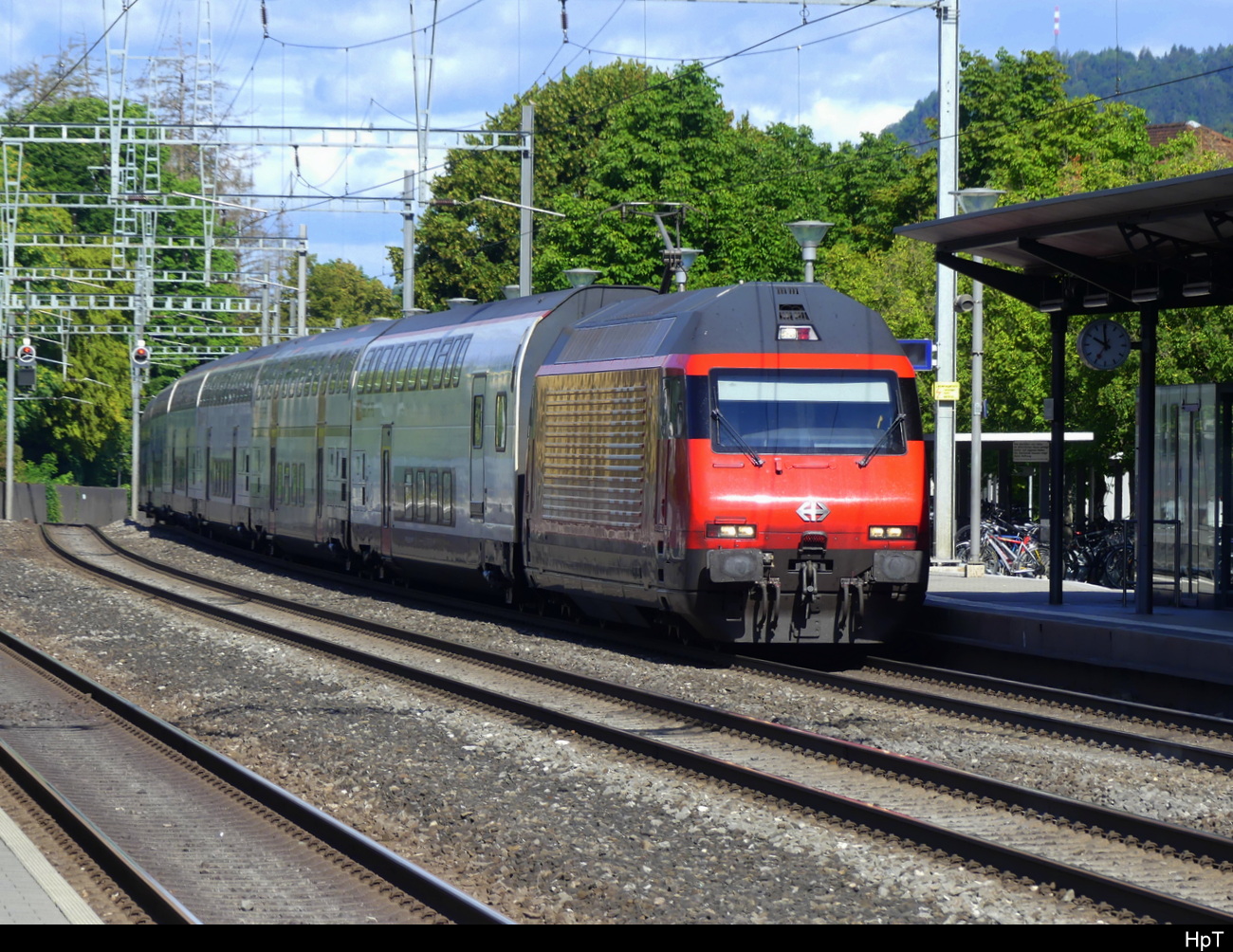 SBB - 460 013-6 mit Zug bei der einfahrt im Bhf. Sissach am 28.07.2023