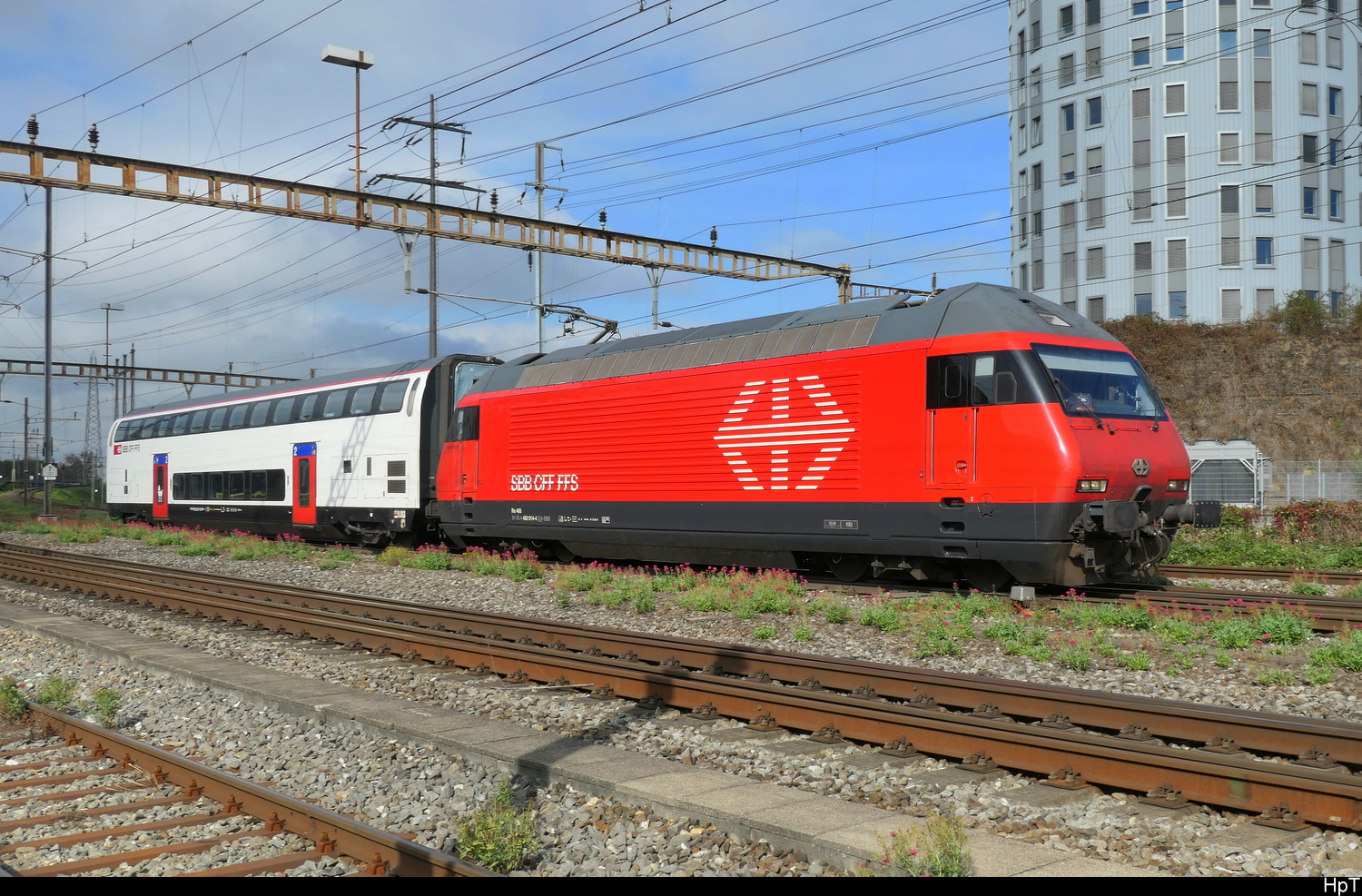 SBB - 460 014-4 mit B 50 85 26-94 138 unterwegs in Pratteln am 02.10.2026