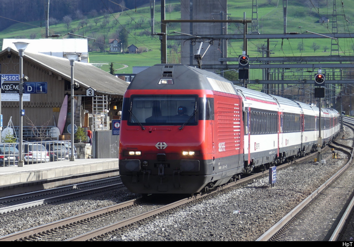 SBB - 460 023-5 bei der Durchfahrt im Bhf. Sissach am 02.03.2024