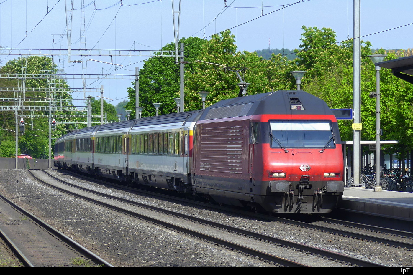 SBB - 460 026-8 mit IR bei der durchfahrt im Bhf. Sissach am 2024.05.01