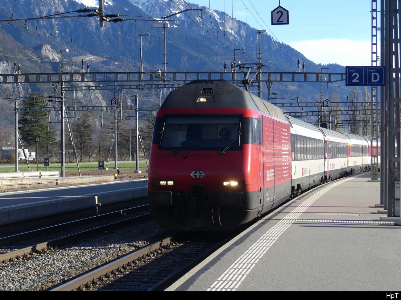 SBB - 460 034-2 bei der einfahrt im Bhf. Sargans am 27.12.2023