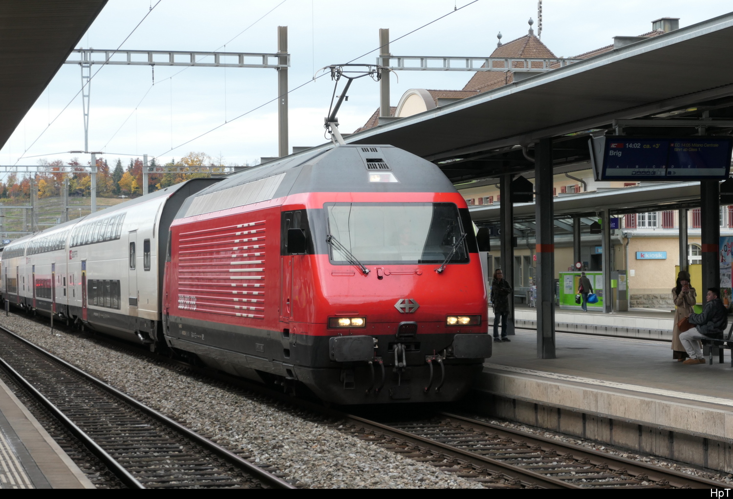 SBB - 460 035-9 mit IC bei der einfahrt in den Bahnhof Spiez am 01.11.2025