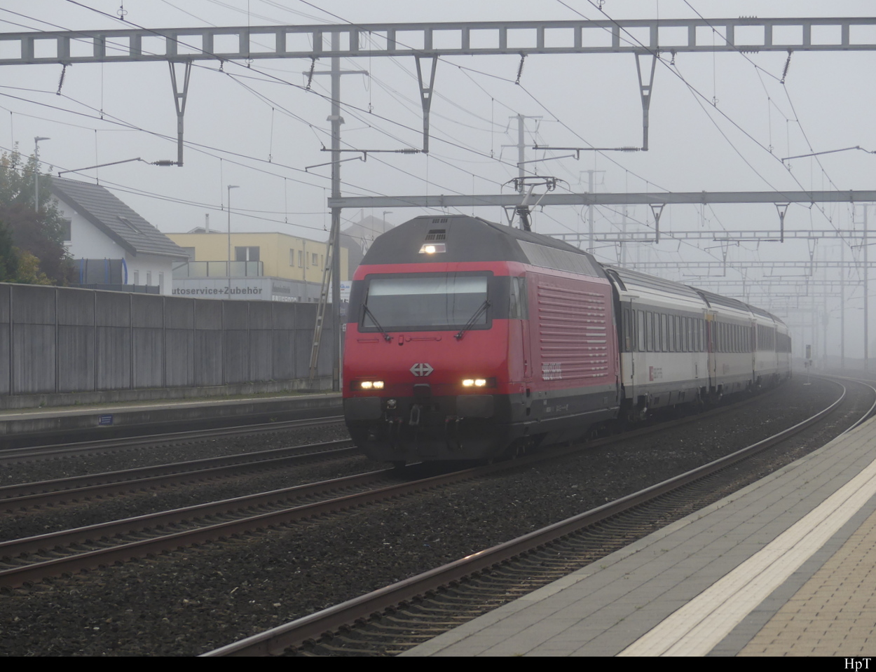 SBB - 460 035-9 unterwegs im Nebel in Richtung Olten im Bhf. Rothrist am 05.10.2022