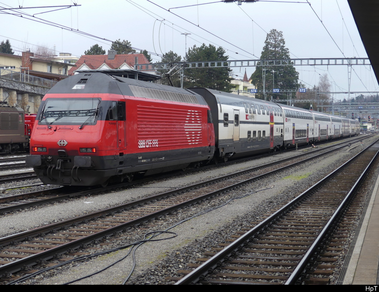 SBB - 460 046-6 mit einem Extrazug von Brig/Visp nach Bern im Bhf. Spiez am 04.02.2023