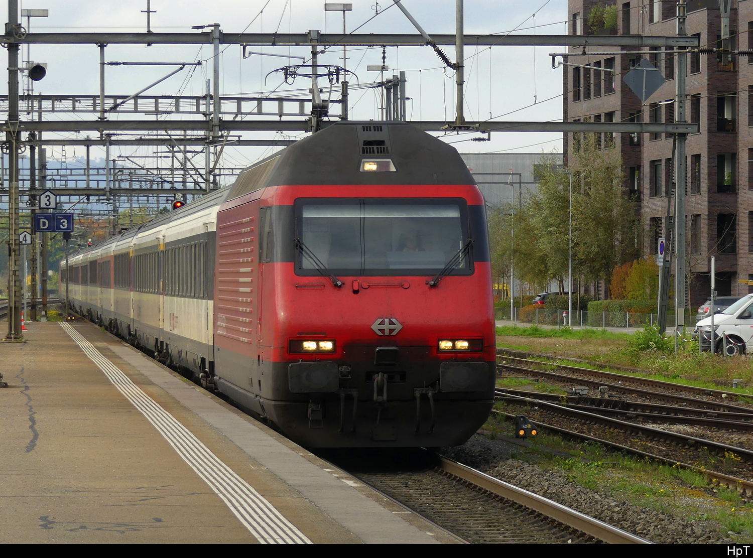 SBB - 460 058 mit IR bei der einfahrt im Bhf. Rheinfelden am 2024.10.20
