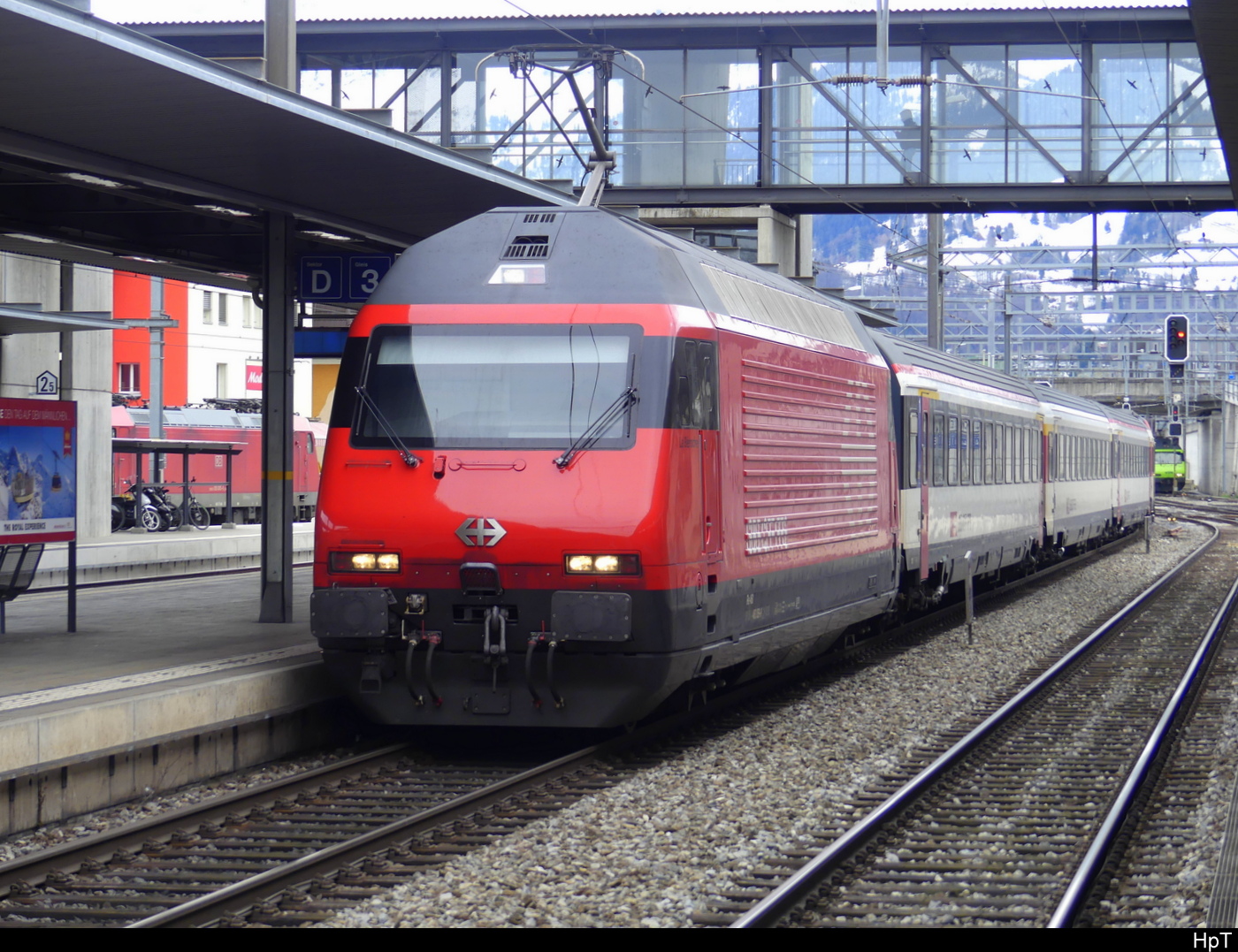 SBB - 460 059-9 mit IC bei der einfahrt im Bhf. Spiez am 09.03.2024