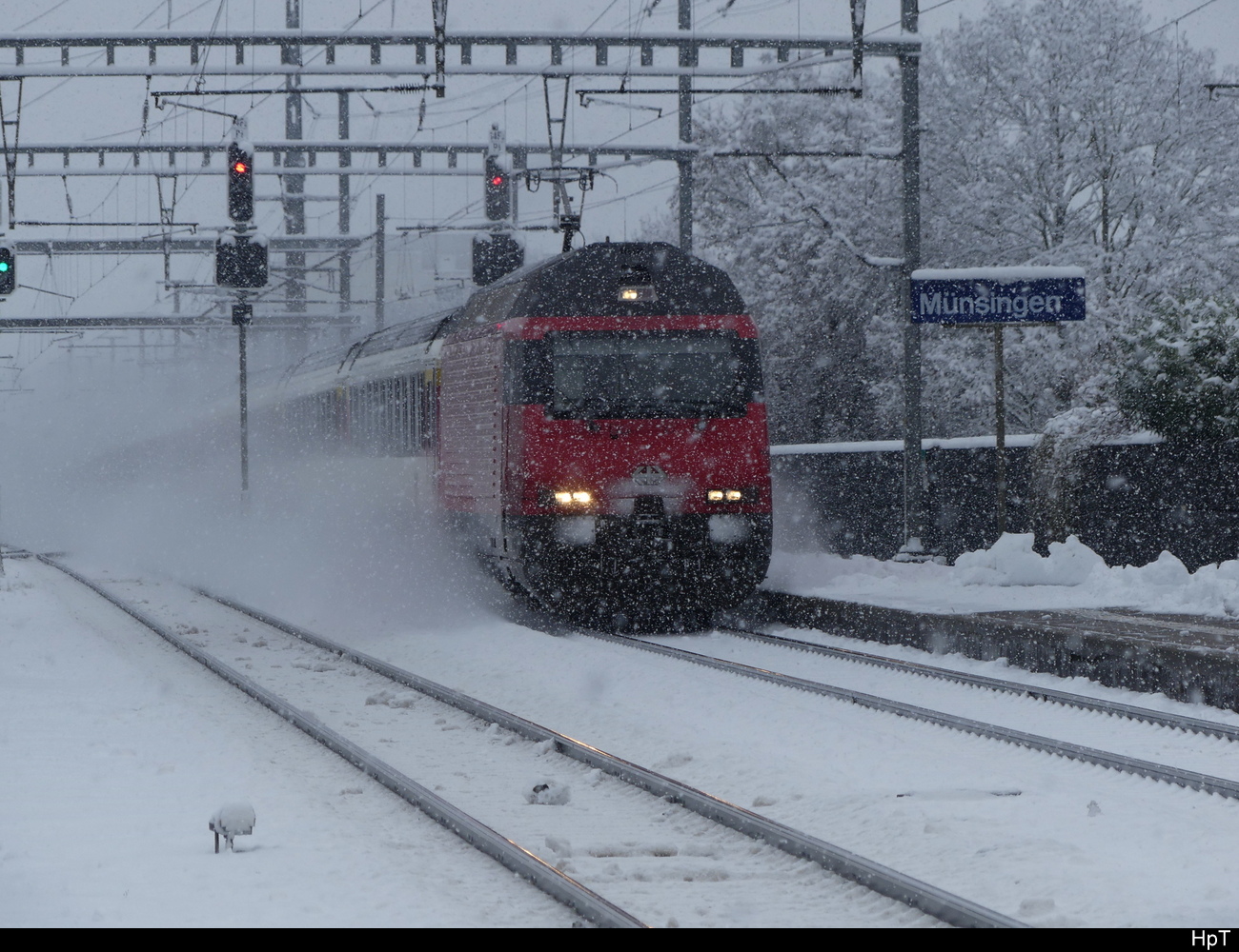 SBB - 460 059 vor IC bei der durchfahrt im Bhf. Münsingen am 02.12.2023