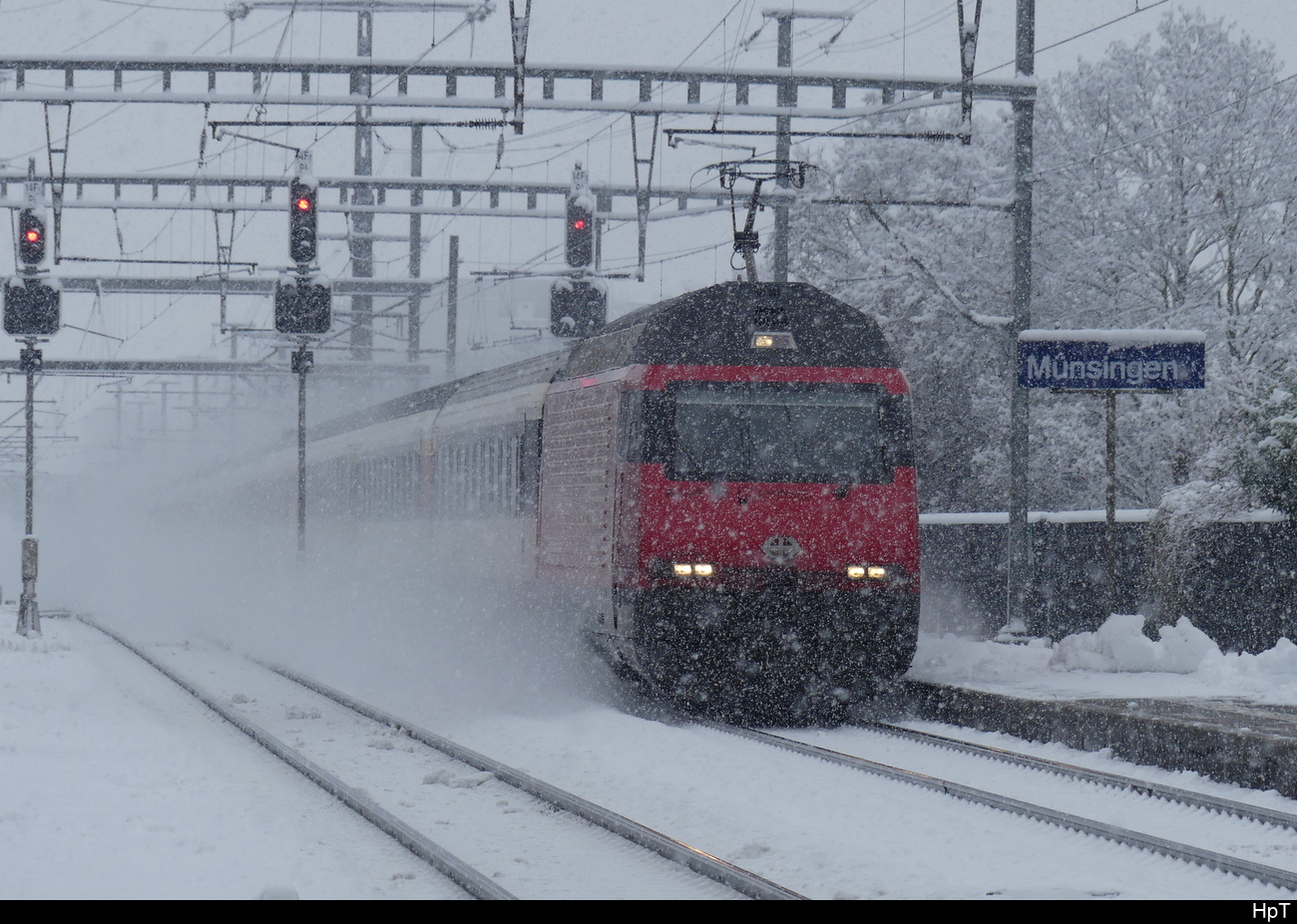 SBB - 460 088 vor IC bei der durchfahrt im Bhf. Münsingen am 02.12.2023