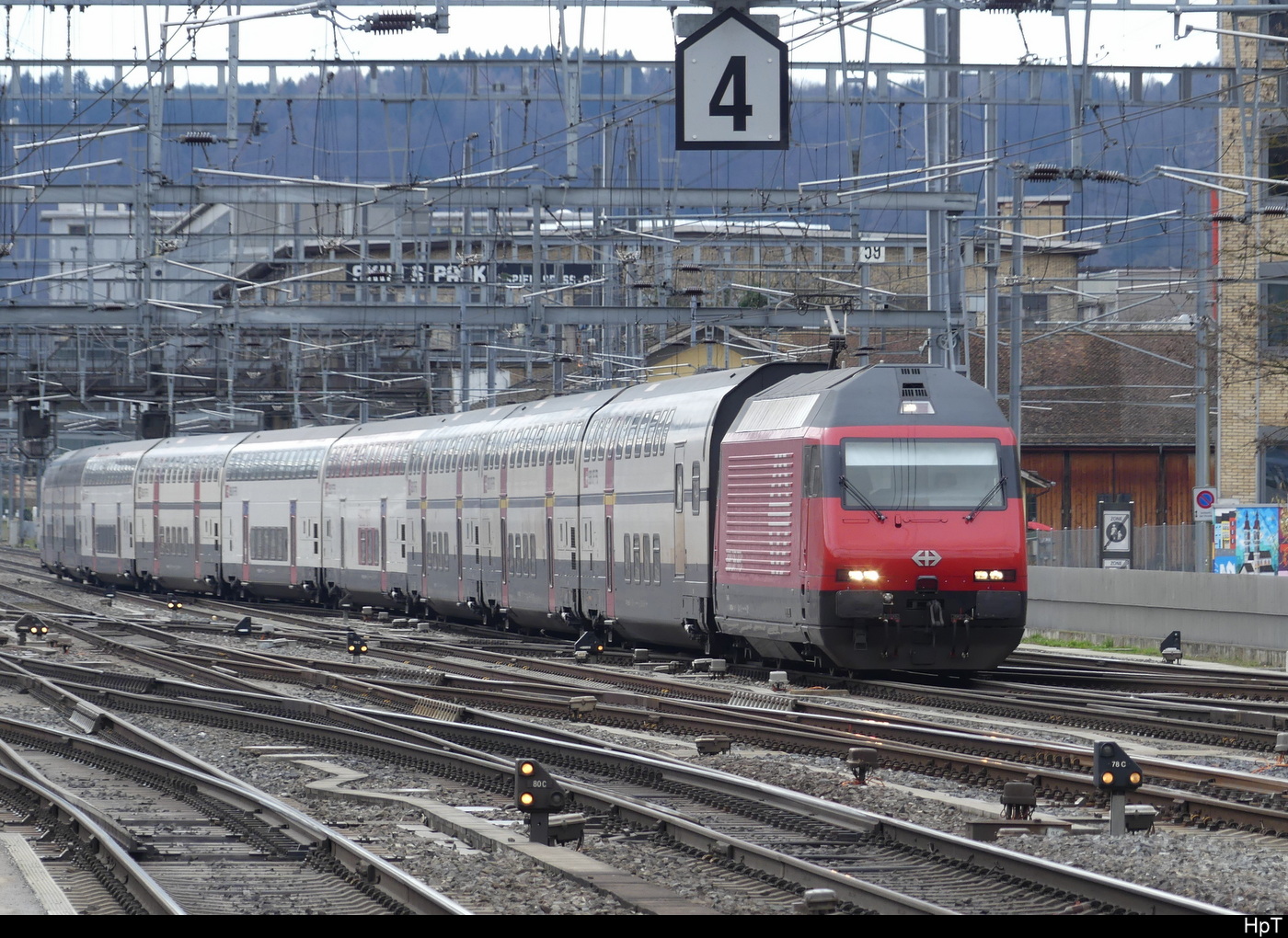 SBB - 460 090  mit IC bei der einfahrt im Bhf. Winterthur am 11.02.2024