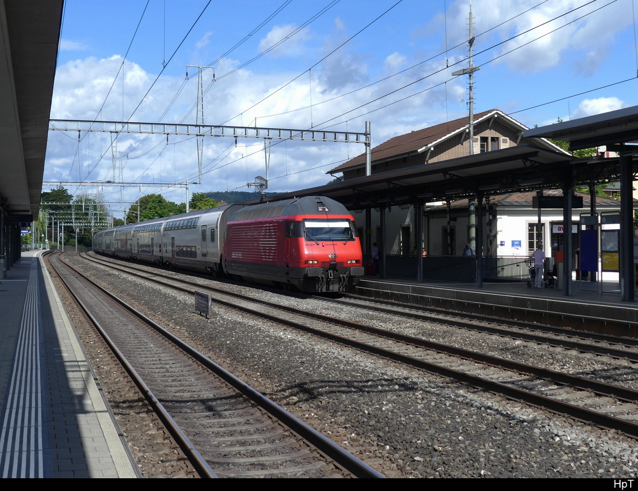 SBB - 460 113-4 mit Zug bei der Durchfahrt im Bhf. Sissach am 28.07.2023