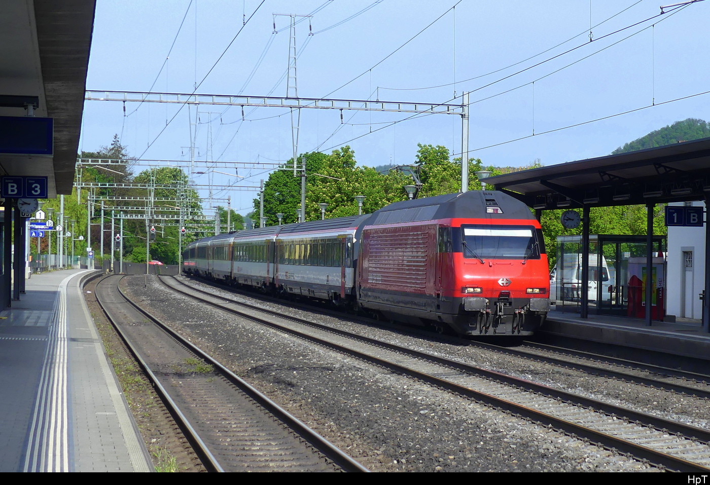 SBB - 460 115-9 mit IC bei der durchfahrt im Bhf. Rothrist am 2024.05.01