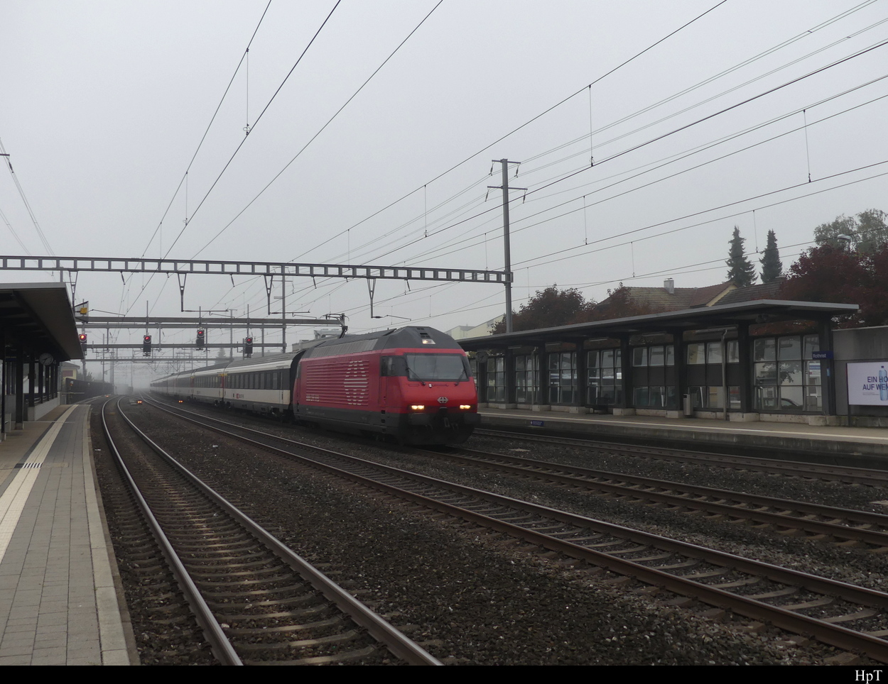 SBB - 460 116-7 unterwegs in Nebel in Richtung Bern im Bhf. Rothrist am 05.10.2022