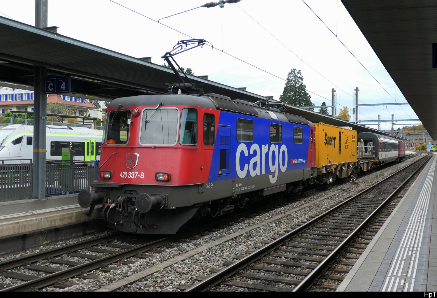 SBB - 460 337-8 mit Mess/Testzug im Bhf. Spiez am 01.11.2025