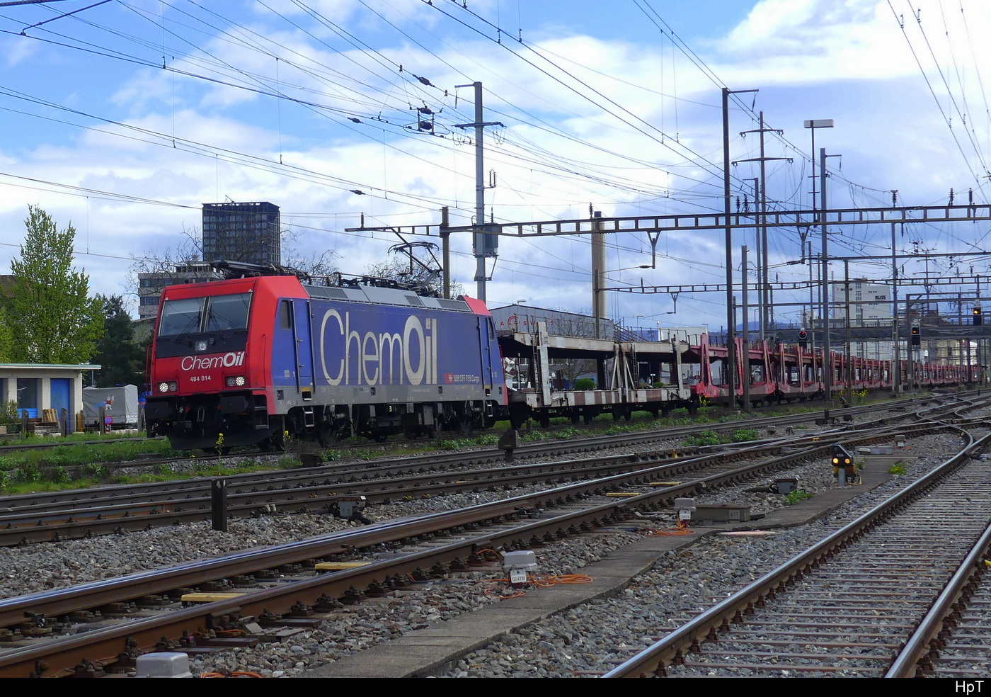 SBB - 484 014-6 mit Güterzug unterwegs in Pratteln am 02.04.2024 .. Standort des Fotografen ausserhalb der Geleisanlagen