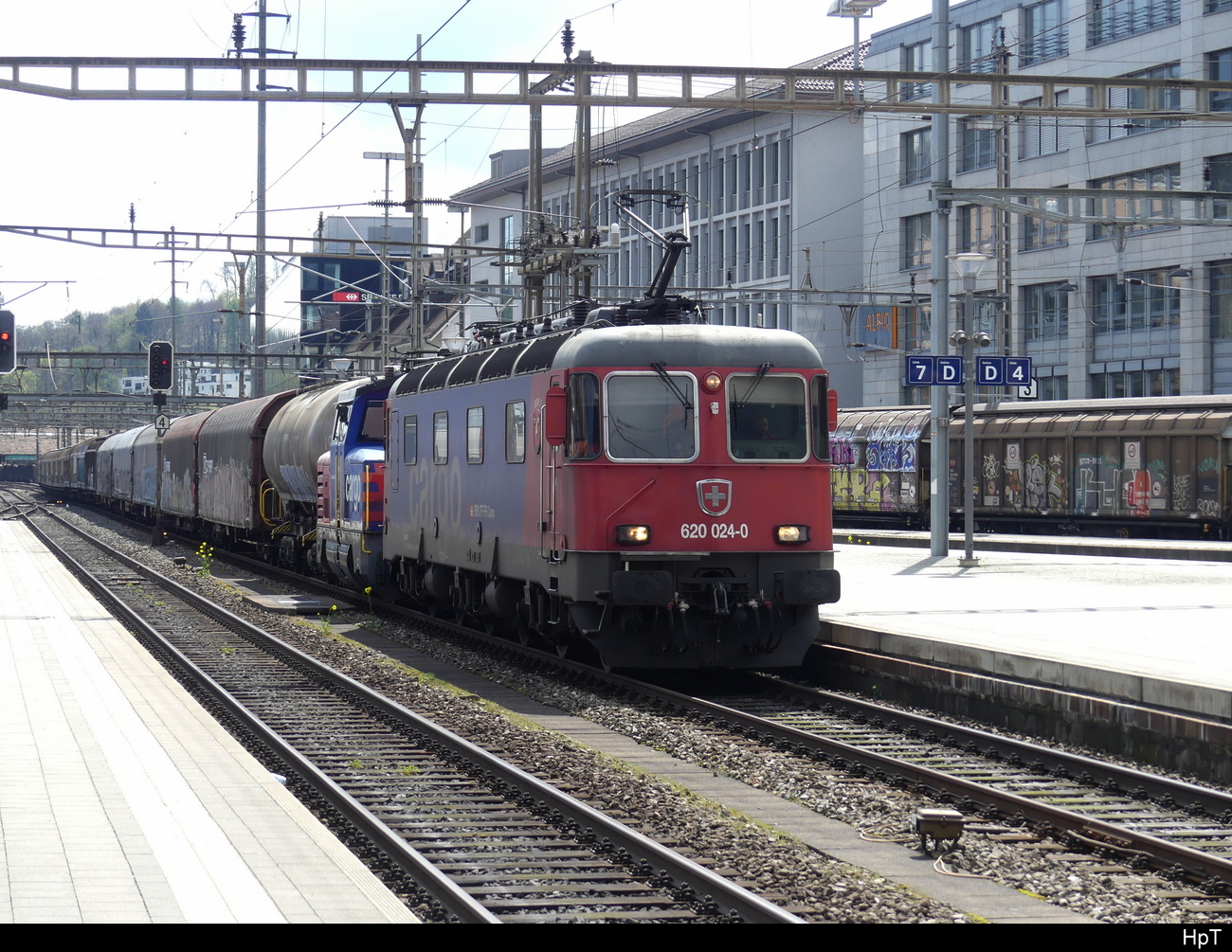 SBB - 620 024- + 923 014 mit Güterzug bei der durchfahrt im Bhf. Olten am 17.04.2023