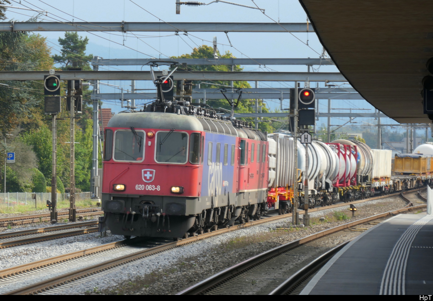 SBB - 620 063 + 420 265 vor Güterzug bei der Durchfahrt im Bhf. Rupperswil am 01.10.2025