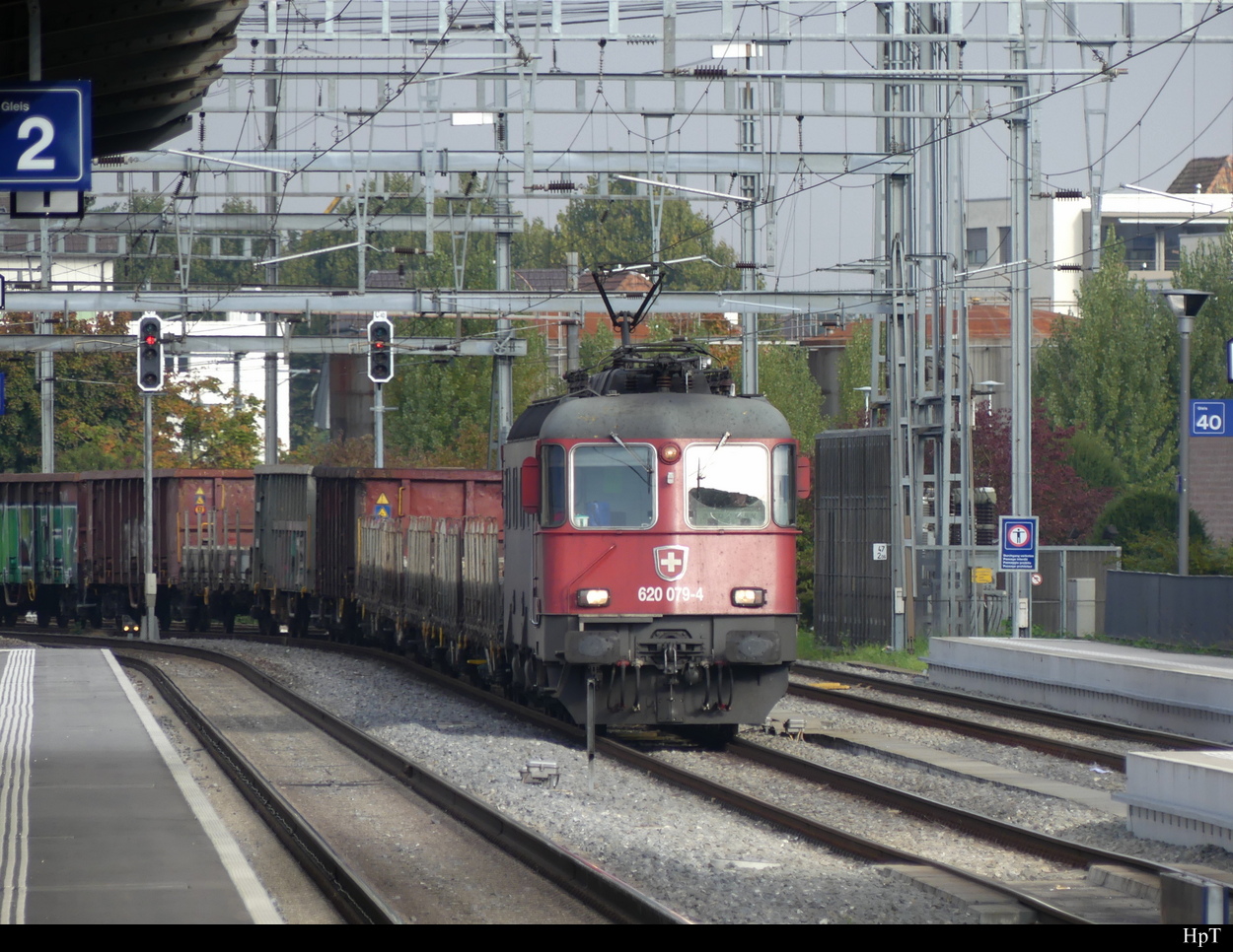 SBB - 620 079 mit Güterzug bei der Einfahrt im Bhf. Zofingen am 05.10.2022