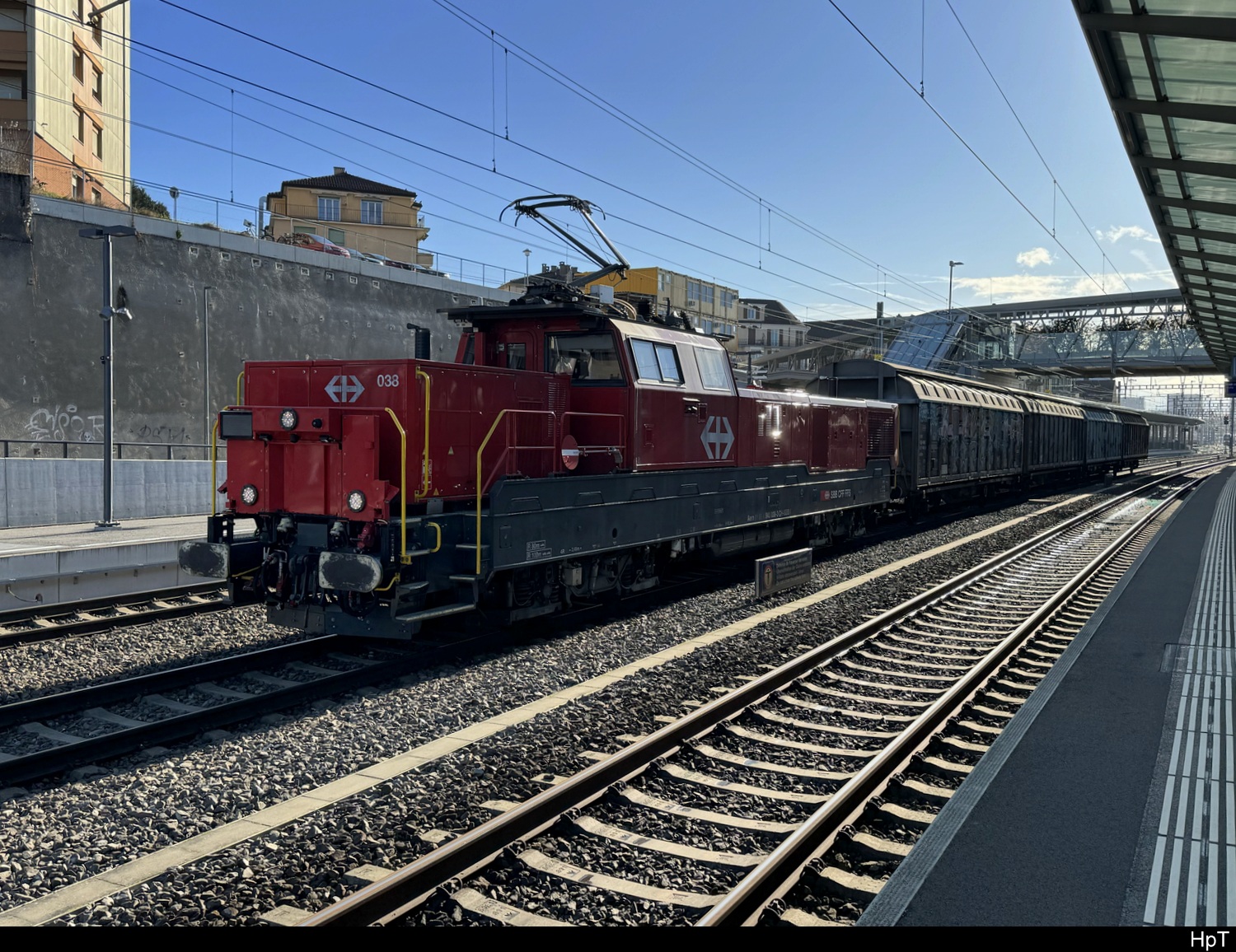 SBB - Aem  91 85 4 940 038-3 mit Güterwagen im Bhf. Renens am 28.02.2025