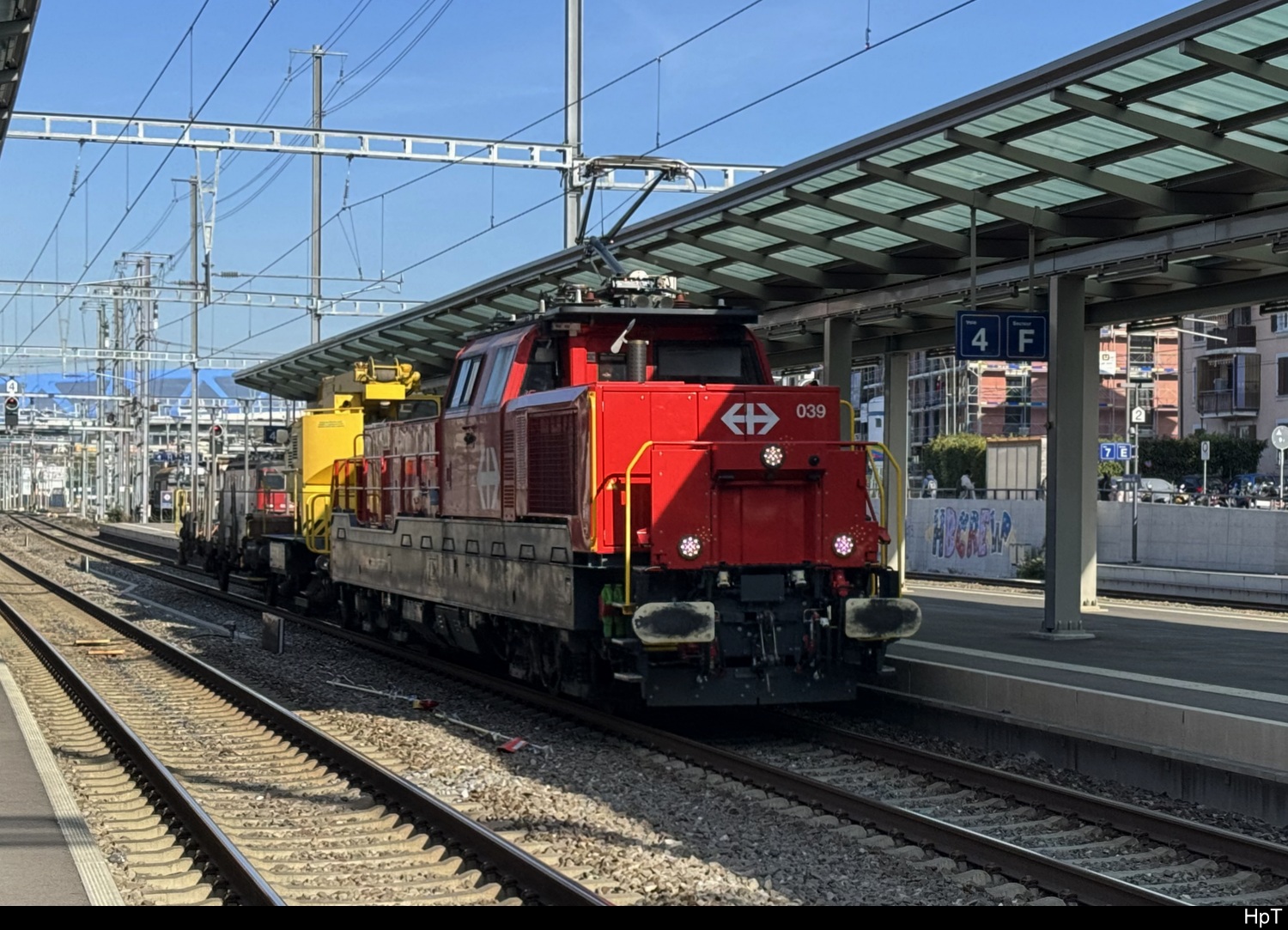 SBB - Aem  940 039 mit 2 Dienstwagen bei der Durchfahrt im Bhf. Renens am 10.04.2025