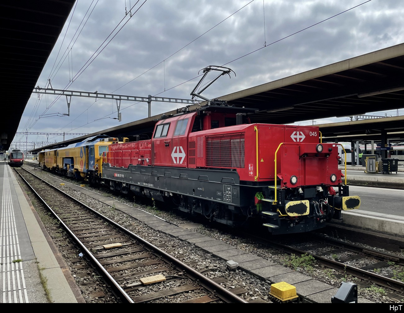 SBB - Aem  940 045-8 mit Baumaschine im Bhf. Biel am 19.04.2023