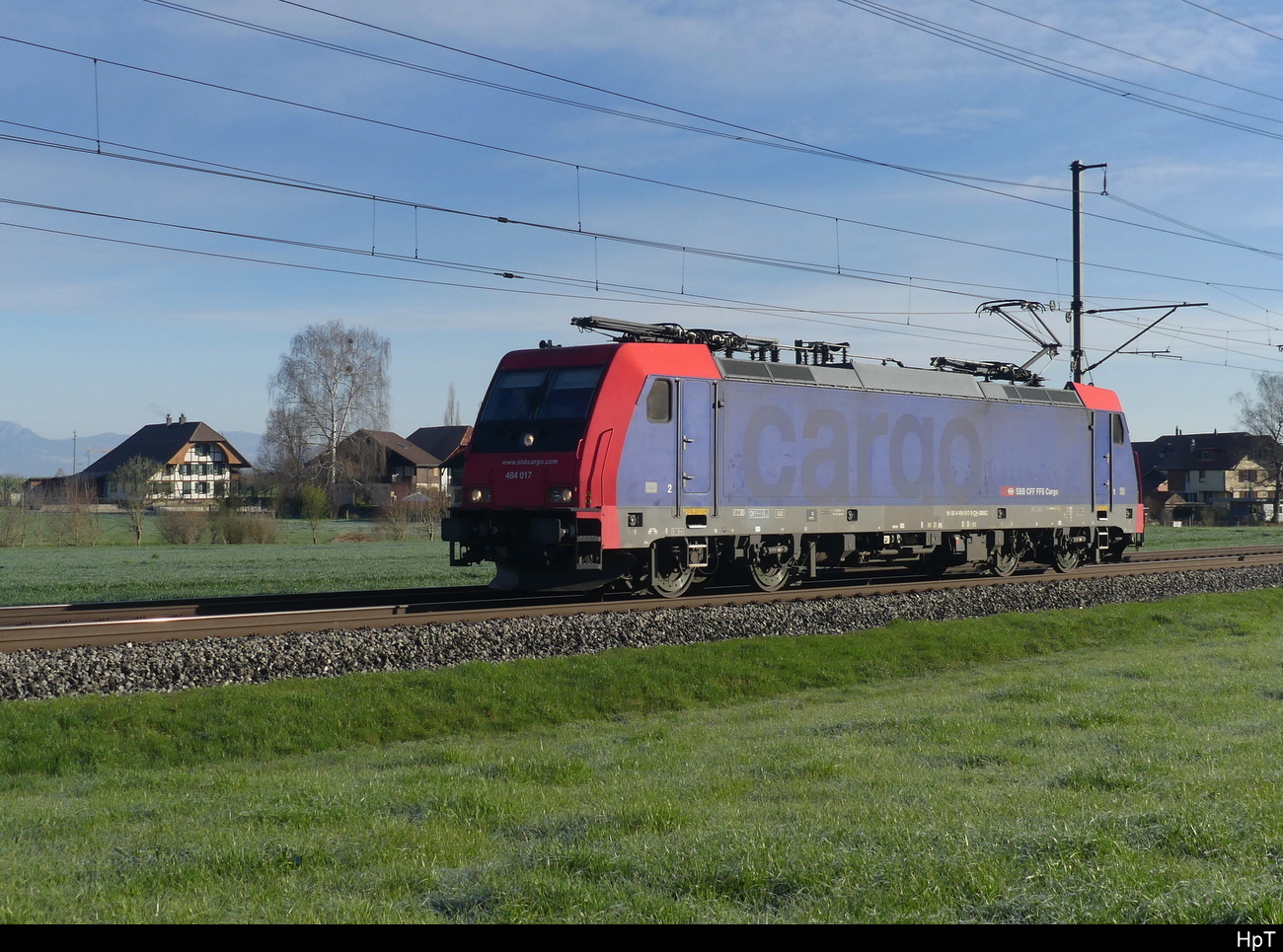 SBB - Als Lokzug unterwegs die 484 017-9 unterwegs bei Lyssach am 05.04.2023