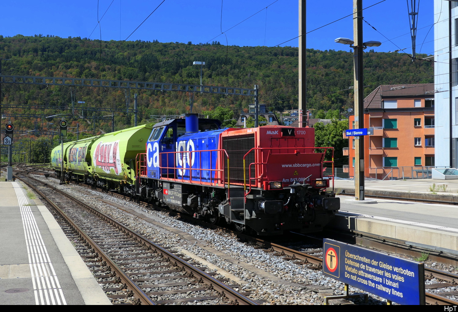 SBB - Am 843 080-3 mit 3 G�terwagen bei der durchfahrt im Personenbahnhof von Biel am 28.07.2026