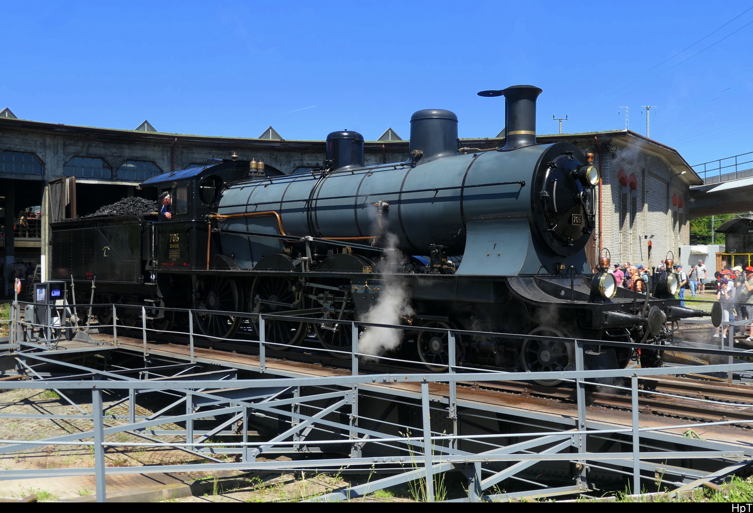 SBB - Dampflok A 3/5  705 auf der Drehscheibe im Bahnpark in Brugg am 23.05.2026
