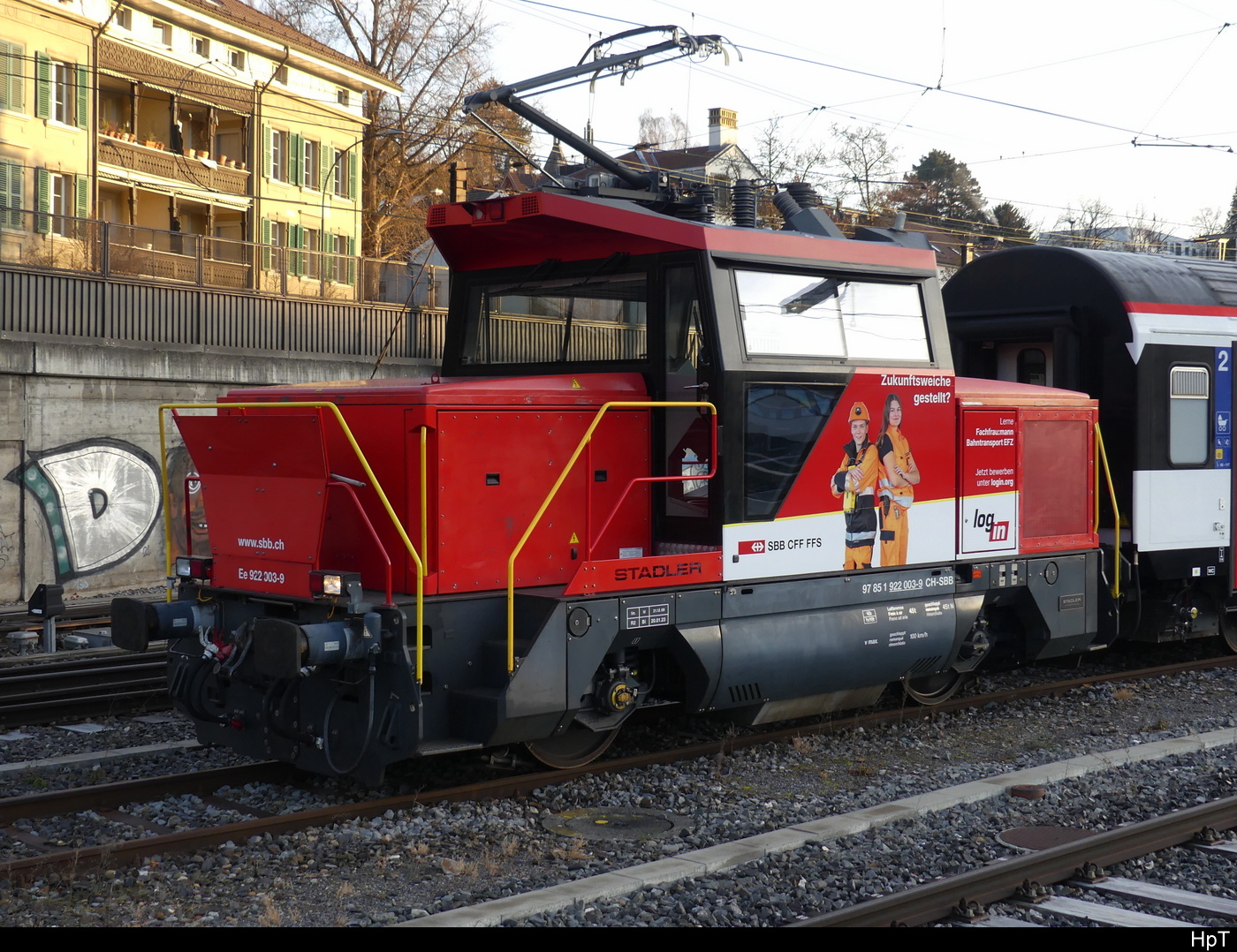 SBB - Ee 922 003-9 mit Werbung für die Bahn im Bhf. Bern am 04.02.2024