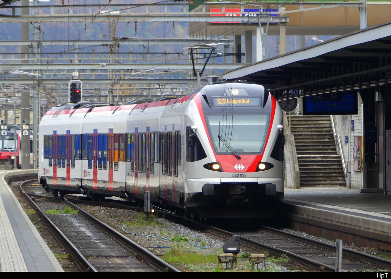 SBB - Einfahrender RABe 523 039 im Bhf. Olten im Geleise 12 am 18.11.2023