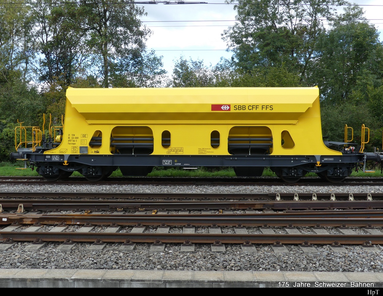 SBB - Güterwagen vom Typ  Faccnpps  31 85 693 7 166-5 abgestellt in Lyss am 17.09.2022