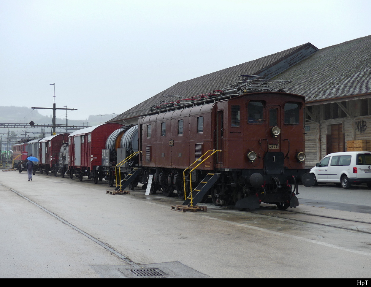 SBB - Historischer Güterzug an der Spitze die Ae 3/6  10264 ausgestellt im Areal der SBB Werksätte in Yverdon anlässlich der Feier 175 Jahre Bahnen am 02.10.2022